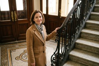 Femme élégante dans un intérieur parisien historique