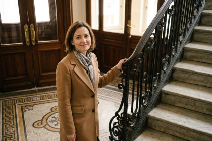 Femme élégante dans un intérieur parisien historique